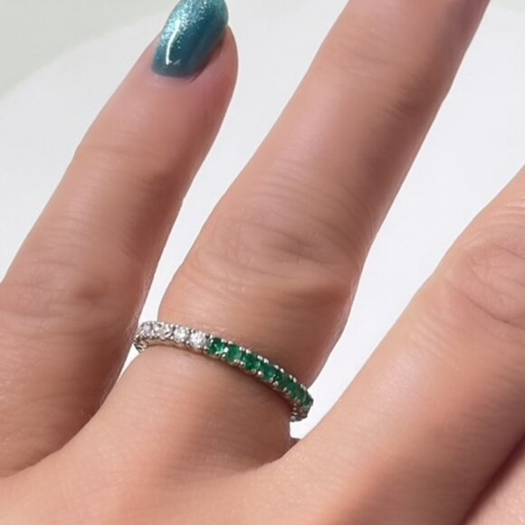Diamond & Emerald Eternity band in 18k white gold - Picture 8 of 8
